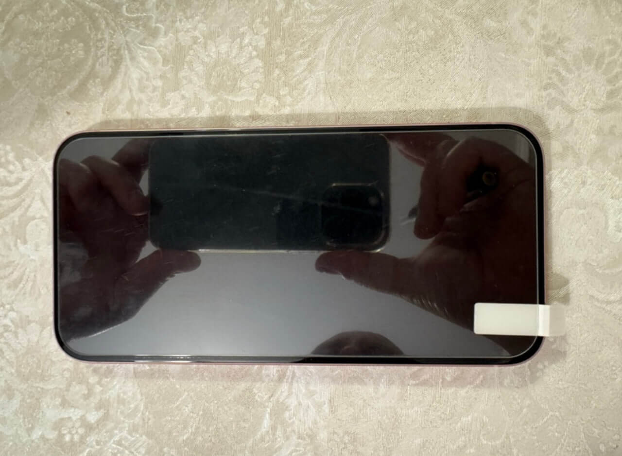 Защитное стекло для iPhone. В комплекте идет сразу 4 стекла — просто на всякий случай. Фото.