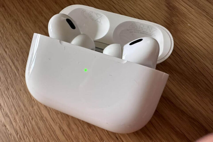 Писк в наушниках AirPods. Наушники пищат после того, как вы уберете их в кейс. Изображение: forbes.com. Фото.