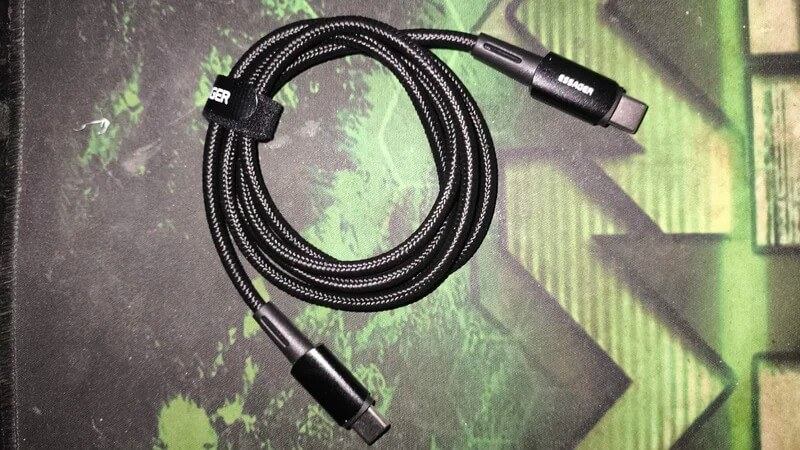 Провод для зарядки Айфона. Провод тканевый и прослужит вам долго. Фото.