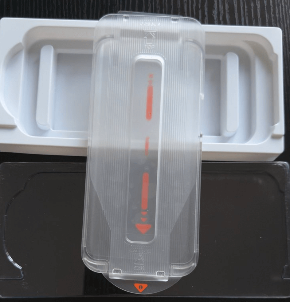 Защитное стекло для Айфона. С помощью комплектной формы вы точно ровно приклеите стекло на Айфон. Фото.