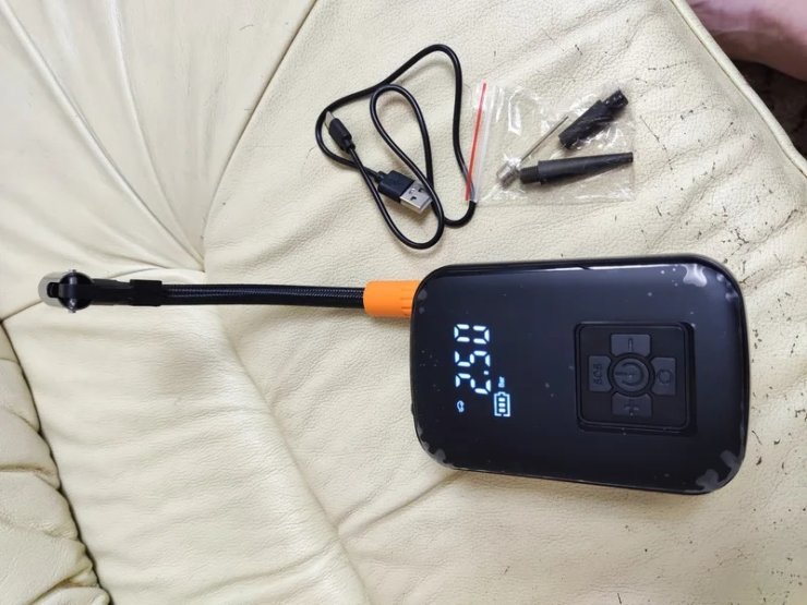 Компрессор на аккумуляторе. С таким компрессором вы легко можете накачать колеса. Фото.