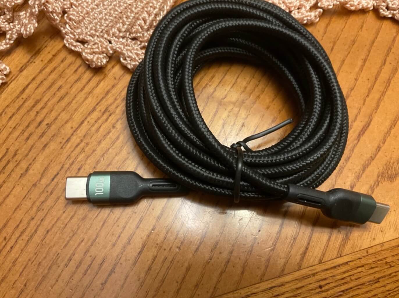 Провод для зарядки Айфона. Кабель надежный и прослужит долго. Фото.