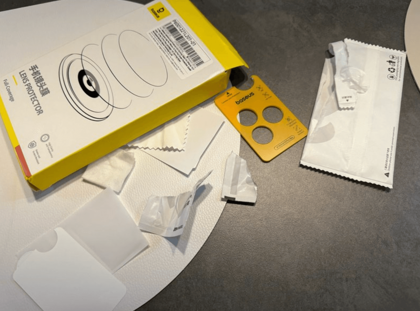 Стекло для камеры iPhone. В комплекте со стеклом идет удобный трафарет для наклейки. Фото.