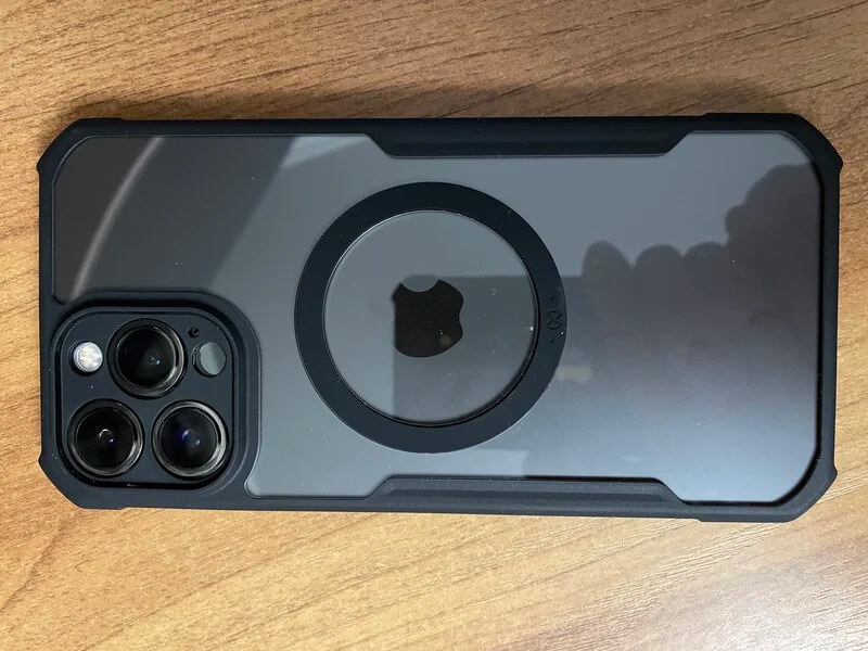 Чехол для Айфона. Грани в этом чехле имеют дополнительную защиту. Фото.