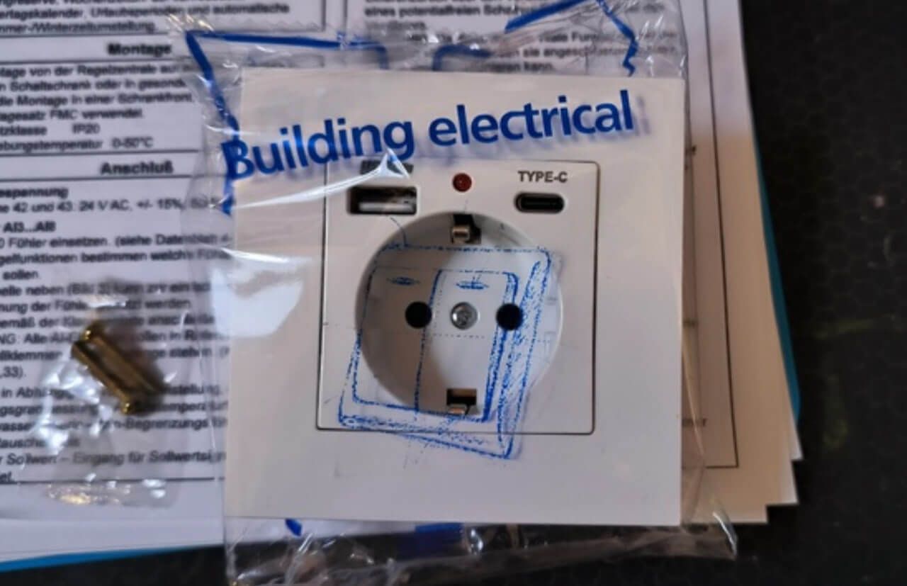 Розетка под вилку и USB-C. В комплекте есть разные конфигурации розеток. Фото.