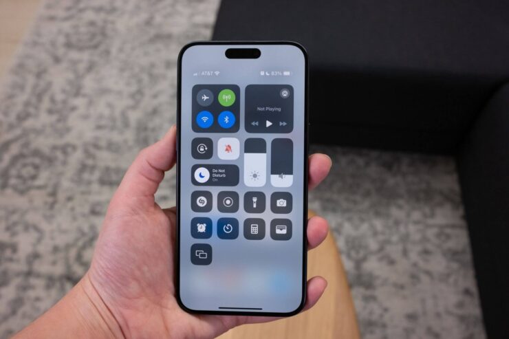 Что делать, если иконка сотовых данных в Пункте управления iPhone неактивна? Изображение: howtogeek.com. Фото.