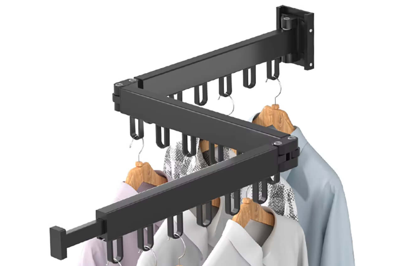 Складная сушилка для одежды настенная. Эта штука такая прочная, что выдержит даже вес человека. Но висеть на ней не стоит. Фото.