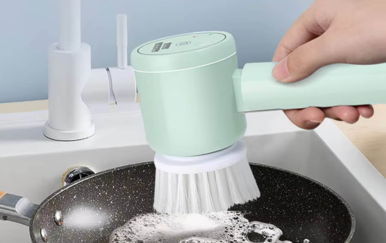 Складная электрическая щетка для чистки. Этой щеткой можно отмыть даже белую подошву. Фото.