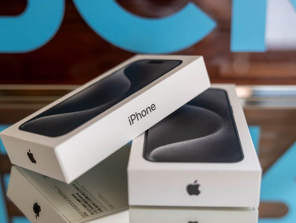 Как хранить выключенный Айфон. Надежнее всего хранить iPhone в комплектной коробке, чтобы защитить его от повреждений. Фото: bgr.com. Фото.