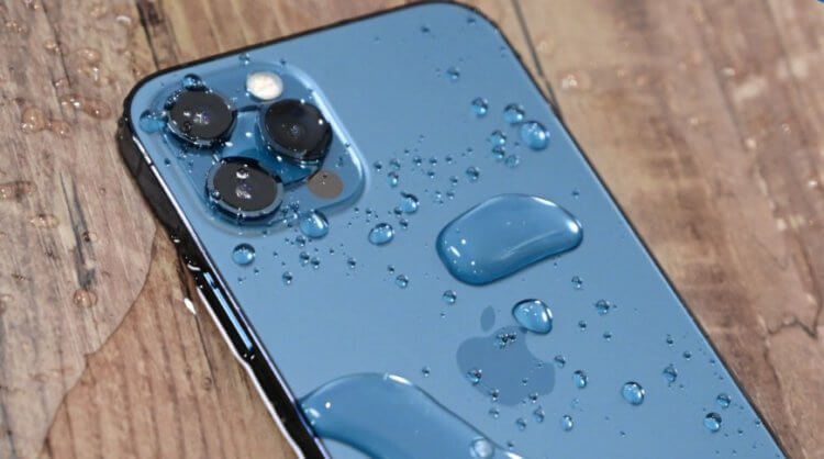 В Айфон попала вода. В первую очередь протрите аппарат от воды. Изображение: appleinsider.com. В Айфон попала вода. В первую очередь протрите аппарат от воды. Изображение: appleinsider.com. Фото.