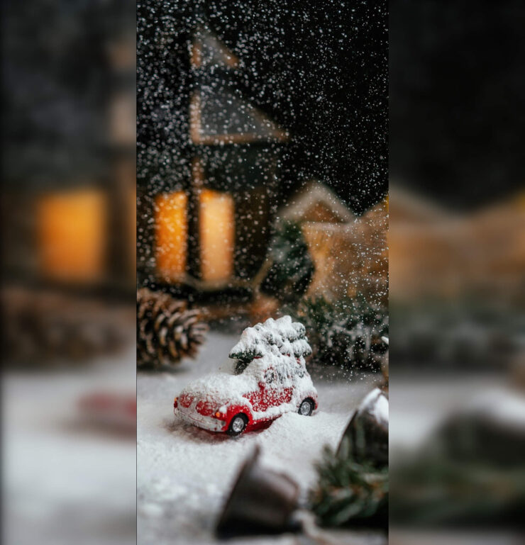 Зимние обои на телефон. Игрушечная машинка сфотографирована просто шикарно. Изображение: wallpapercave.com. Фото.