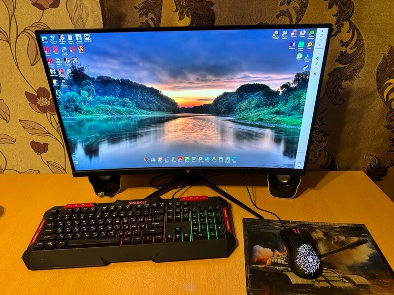 Изогнутый игровой монитор. Монитор слегка изогнутый, и выглядит это очень стильно. Изображение: aliexpress.ru. Фото.