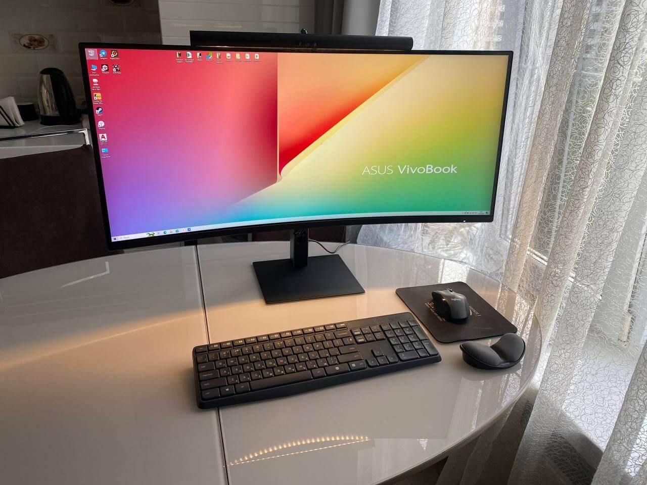 Монитор Xiaomi 34 дюйма. Монитор очень большой и позволяет держать открытыми большое количество приложений. Изображение: market.yandex.ru. Фото.