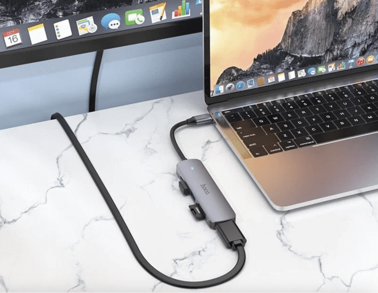 Хаб USB Type-C. Хаб небольшой, и его удобно носить с собой. Хаб USB Type-C. Хаб небольшой, и его удобно носить с собой. Фото.