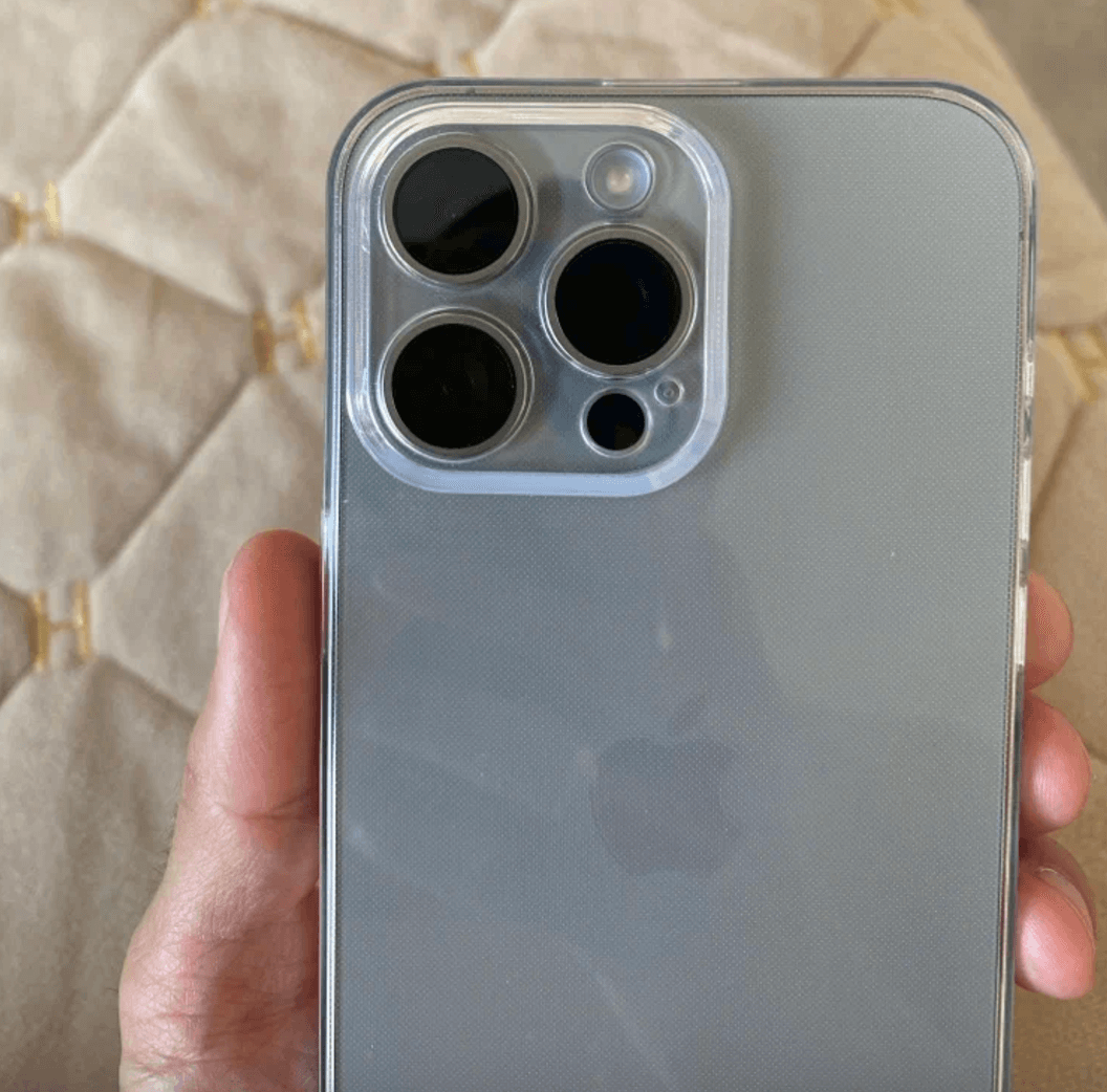 Чехол для iPhone. Есть и просто прозрачный чехол на Айфон. Фото.