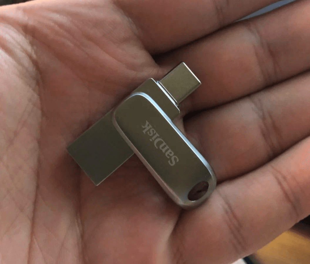Флешка с USB-C. Флешка компактная, и ее легко можно взять с собой. Фото.