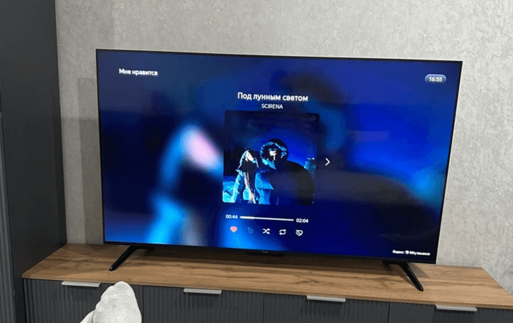 Телевизор с Алисой. Выбирайте удобную для вас диагональ и пользуйтесь сервисами Яндекса с комфортом. Фото.