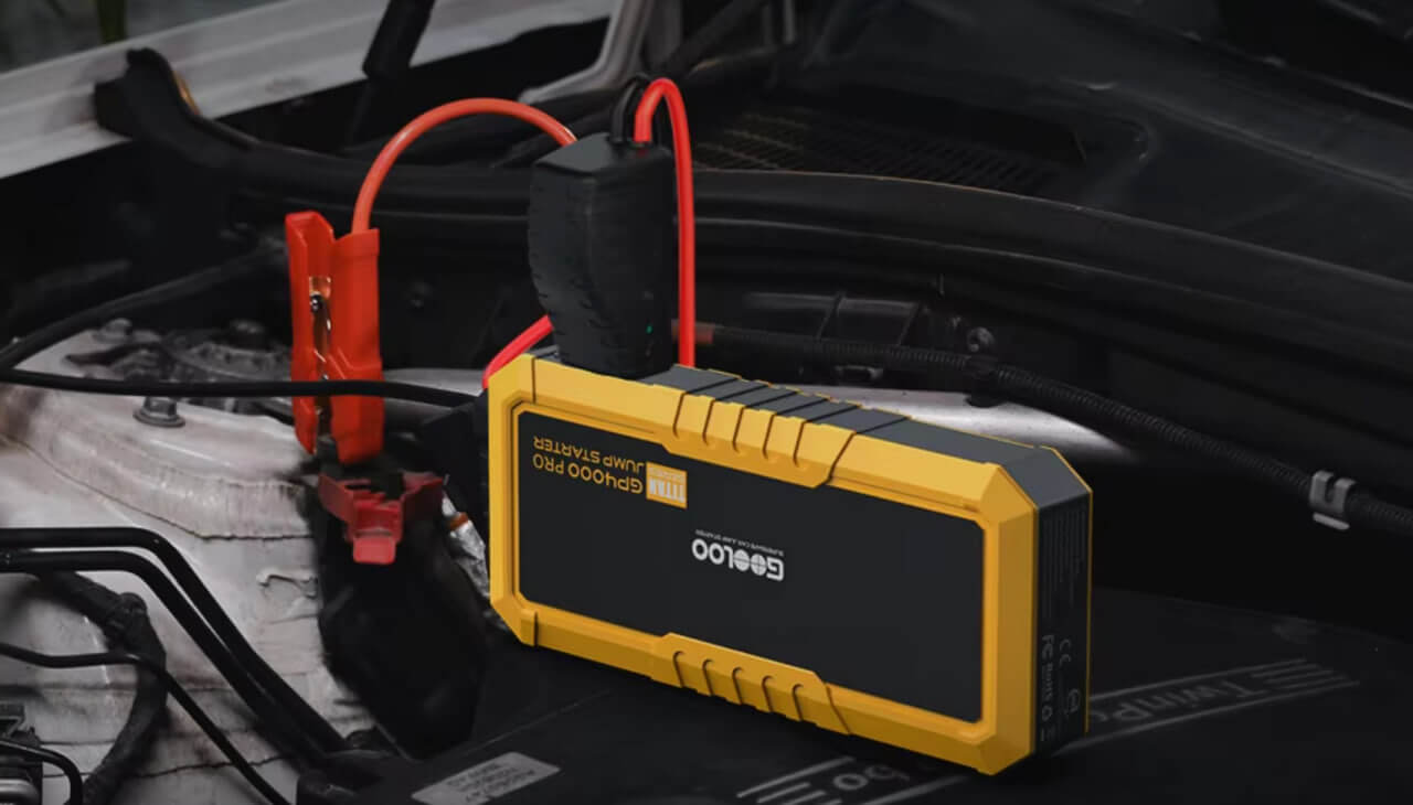 Пусковое устройство для автомобиля. Этот прибор и смартфон заведет, и машину. Фото.