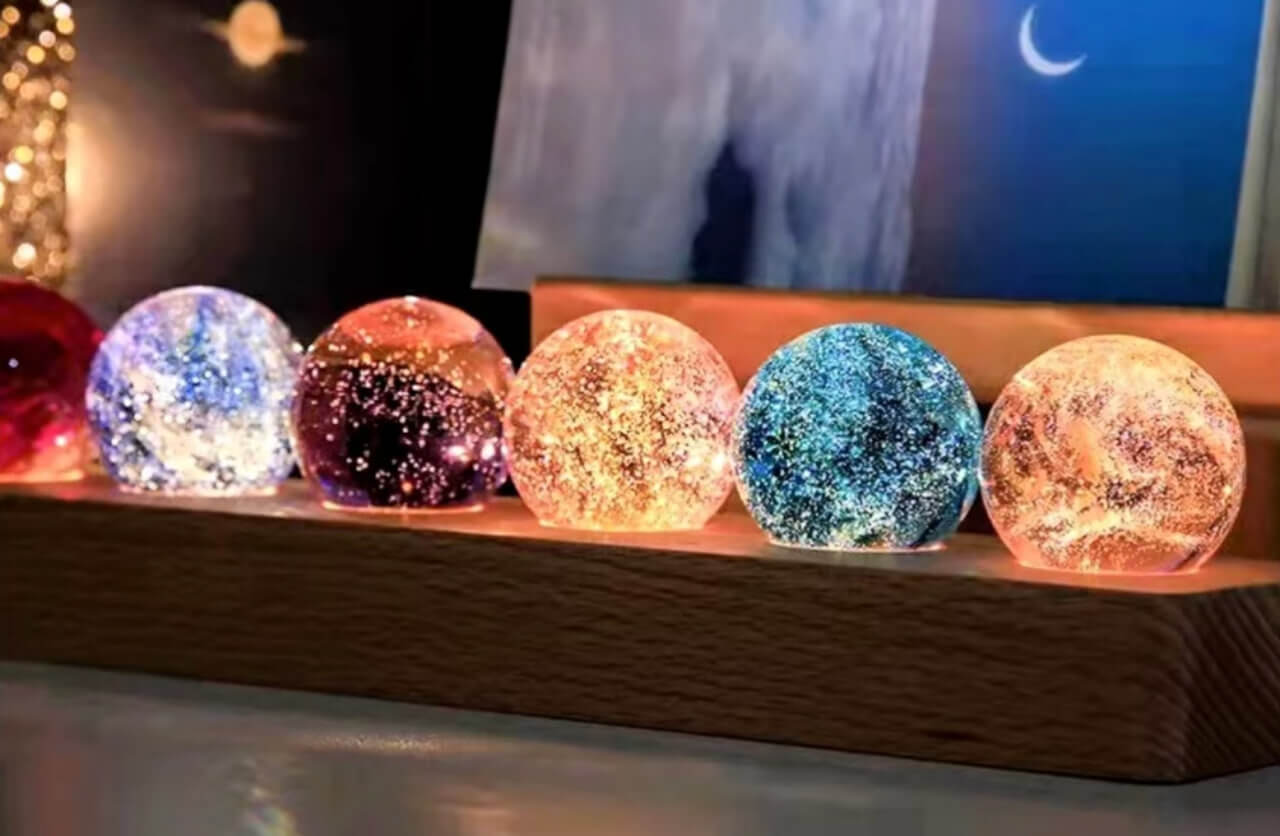 Декоративный стеклянный шар с подсветкой. Эта штука станет отличной альтернативой космонавту с подсветкой. Фото.