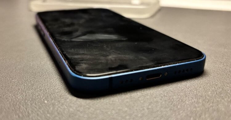 Почему ни в коем случае не стоит покупать матовое стекло на iPhone и лучше выбрать глянцевое. Фото.