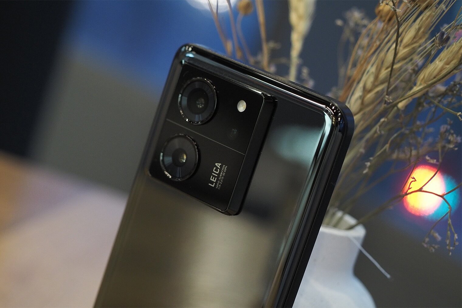 Характеристики Xiaomi 13T. Xiaomi 13T даже в черном цвете порадует дизайном. Изображение: journal.tinkoff.ru. Фото.