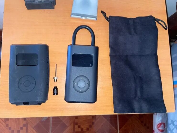 Компрессор на аккумуляторе. Просто зарядите компрессор и с помощью него сможете накачать не только колеса, но и различные мячи. Компрессор на аккумуляторе. Просто зарядите компрессор и с помощью него сможете накачать не только колеса, но и различные мячи. Фото.