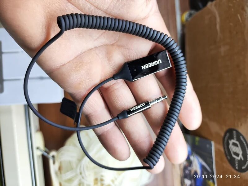 Bluetooth AUX адаптер. Адаптер не занимает много места. Фото.