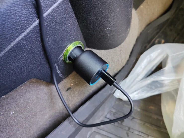 Автомобильная зарядка для телефона. Такой зарядкой можно запитать сразу два устройства. Автомобильная зарядка для телефона. Такой зарядкой можно запитать сразу два устройства. Фото.