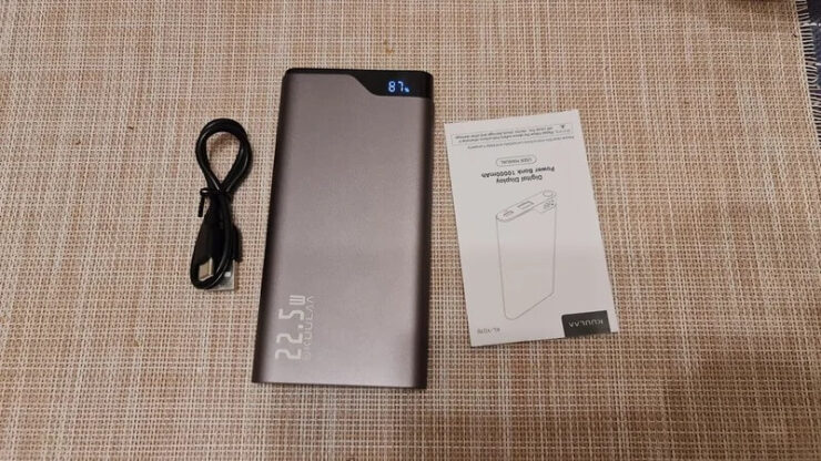 Внешний аккумулятор на 10 000 мАч. Небольшой дисплей позволит вам всегда быть в курсе уровня заряда. Внешний аккумулятор на 10 000 мАч. Небольшой дисплей позволит вам всегда быть в курсе уровня заряда. Фото.