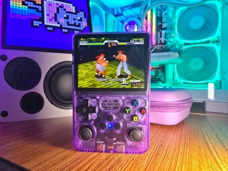 Консоль для ретро-игр. Благодаря прозрачному корпусу консоль выглядит еще более стильно. Консоль для ретро-игр. Благодаря прозрачному корпусу консоль выглядит еще более стильно. Фото.