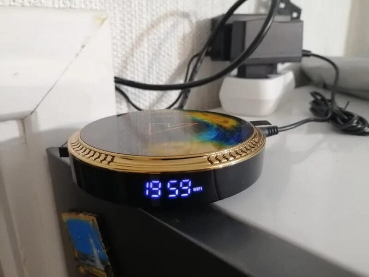 Приставка на Андроид ТВ. Приставка очень компактная и не займет много места. Приставка на Андроид ТВ. Приставка очень компактная и не займет много места. Фото.