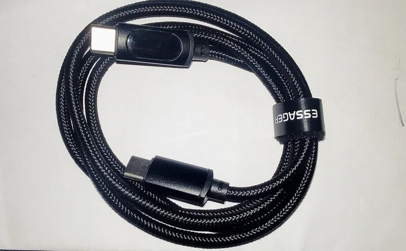 Провод для Айфона. Провод защищен тканевой оплеткой и прослужит вам действительно долго. Фото.