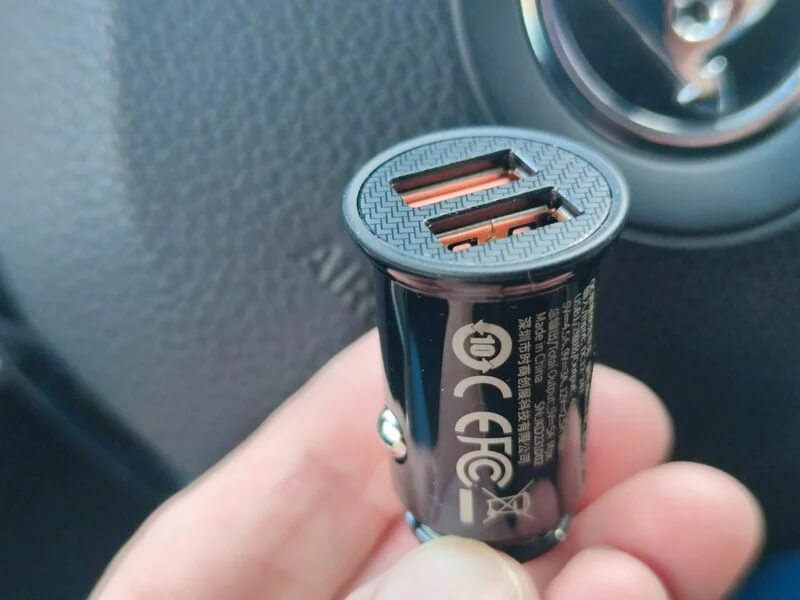 Автомобильная зарядка для телефона. Адаптер очень компактный и практически не выпирает из прикуривателя. Фото.