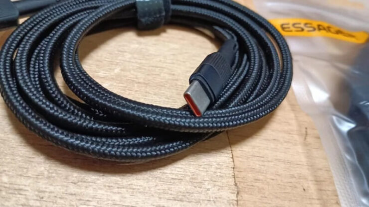 Провод для зарядки Айфона. Кабель прочный и прослужит вам долго. Фото.