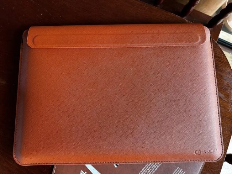 Чехол для ноутбука. В такой папке можно и документы носить. Фото.