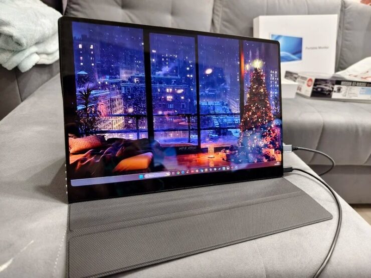 Монитор для компьютера. К такому монитору можно подключить практически любой компьютер или ноутбук. Фото.