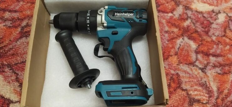 Аккумуляторный шуруповерт. С таким шуруповертом легко можно починить и собрать любую мебель. Фото.