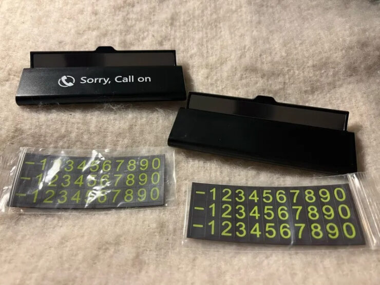 Парковочная визитка с номером. Номер в любой момент можно скрыть. Фото.