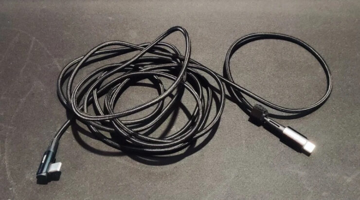 Г-образная зарядка. Один из штекеров выполнен в форме буквы Г. Г-образная зарядка. Один из штекеров выполнен в форме буквы Г. Фото.