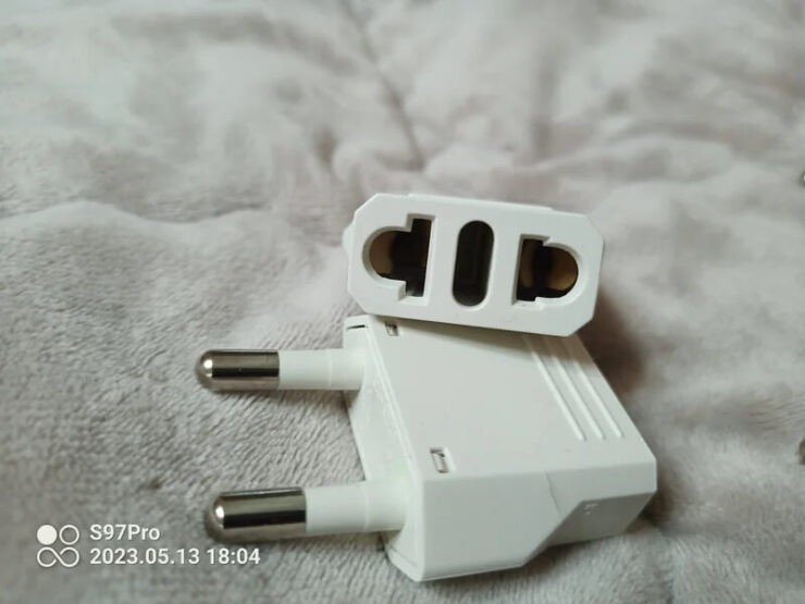 Переходник на российскую вилку. С таким переходником не придется отказываться от комплектной зарядки. Переходник на российскую вилку. С таким переходником не придется отказываться от комплектной зарядки. Фото.