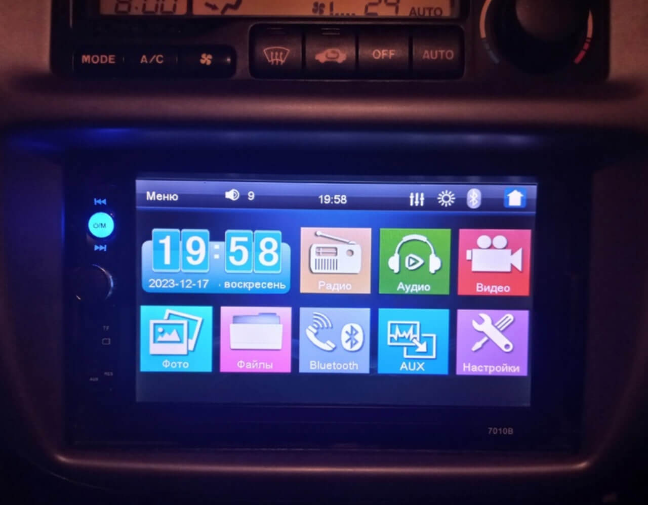 Автомагнитола с 7-дюймовым экраном. Брать новую магнитолу у дилера будет дороже. Фото.