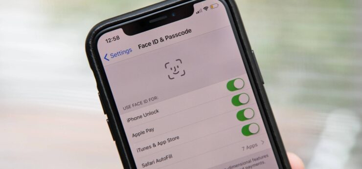 Оказывается разблокировка с помощью Face ID и код-паролю мешается некоторым пользователям iPhone. Изображение: ios.gadgethacks.com. Фото.