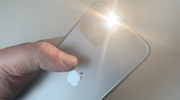 Как включить фонарик на Айфоне. Фонарик на iPhone иногда очень выручает. Изображение: appleinsider.com. Фото.