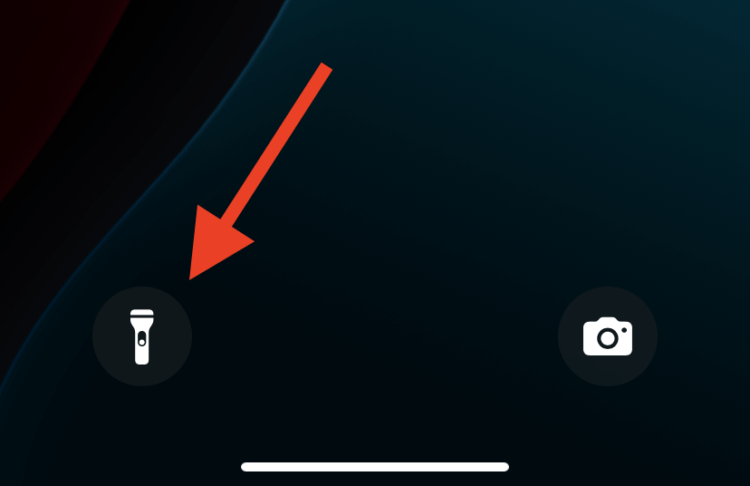 Как включить фонарик на Айфоне. Кнопка включения фонарика по умолчанию доступа на экране блокировки. Фото.