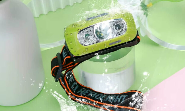 Налобный фонарь с датчиком движения. Фонарь хорошо защищен от воды. Налобный фонарь с датчиком движения. Фонарь хорошо защищен от воды. Фото.