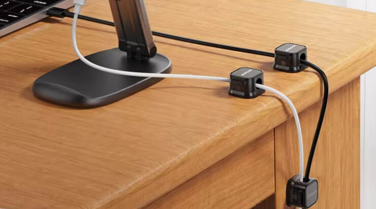 Магнитные держатели для кабеля. Такие держатели можно купить просто про запас. Фото.