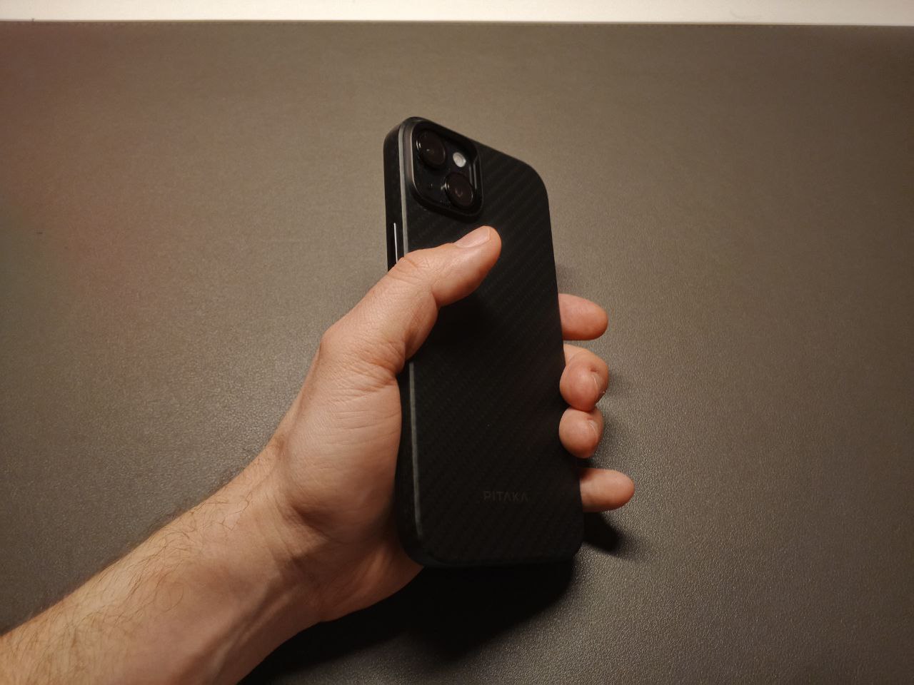 Какой чехол купить для iPhone. Благодаря текстуре чехол выглядит невзрачно, но в то же время стильно вне зависимости от модели iPhone. Какой чехол купить для iPhone. Благодаря текстуре чехол выглядит невзрачно, но в то же время стильно вне зависимости от модели iPhone. Фото.