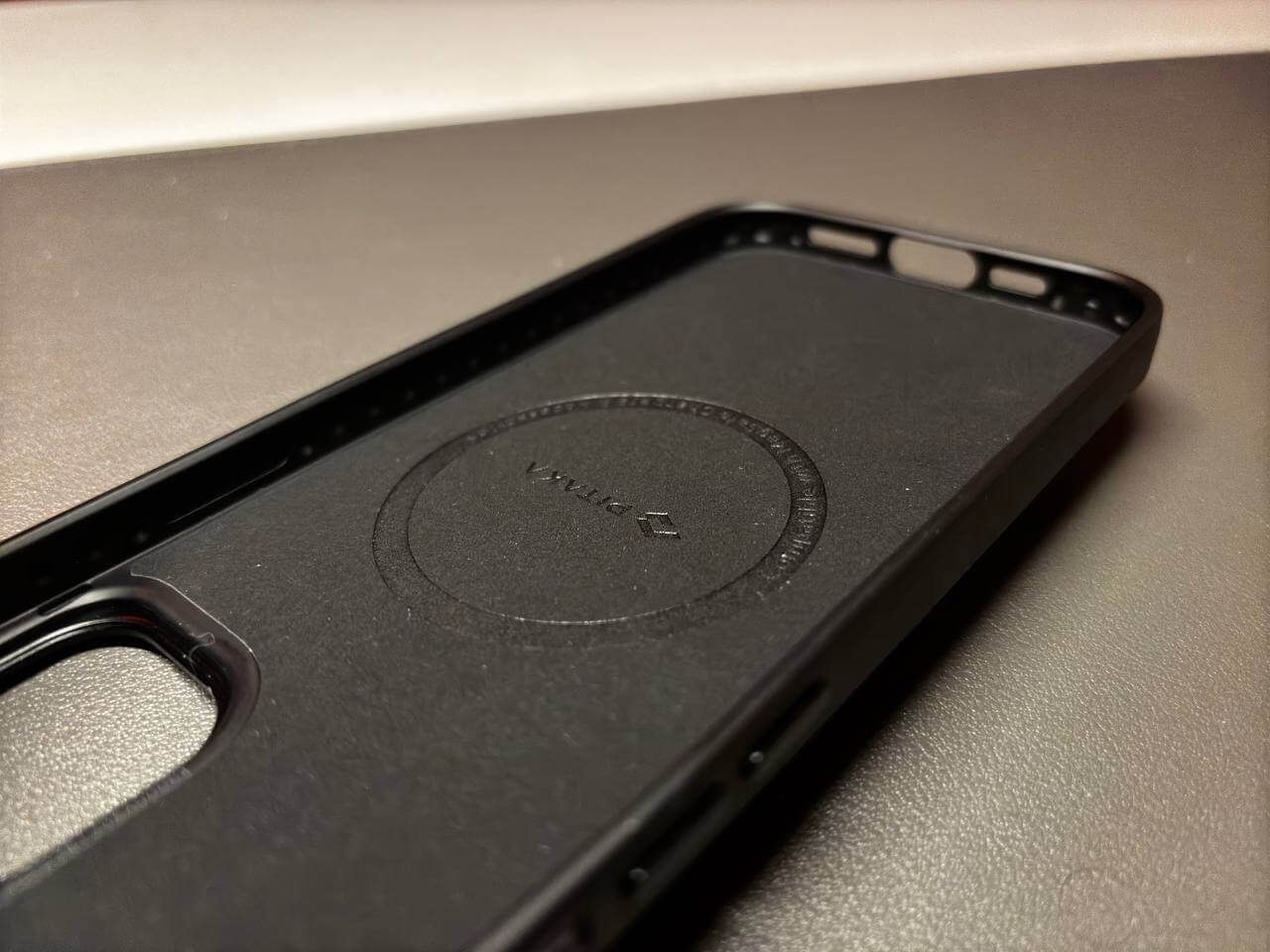Какой чехол купить для iPhone. Изнутри чехол классно отделан приятным материалом, защищающим корпус iPhone. Какой чехол купить для iPhone. Изнутри чехол классно отделан приятным материалом, защищающим корпус iPhone. Фото.