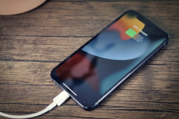 Почему iPhone хуже Android-смартфонов. iPhone заряжается сильно медленнее конкурентов, и это уже проблема. Фото: pocket-lint.com. Почему iPhone хуже Android-смартфонов. iPhone заряжается сильно медленнее конкурентов, и это уже проблема. Фото: pocket-lint.com. Фото.