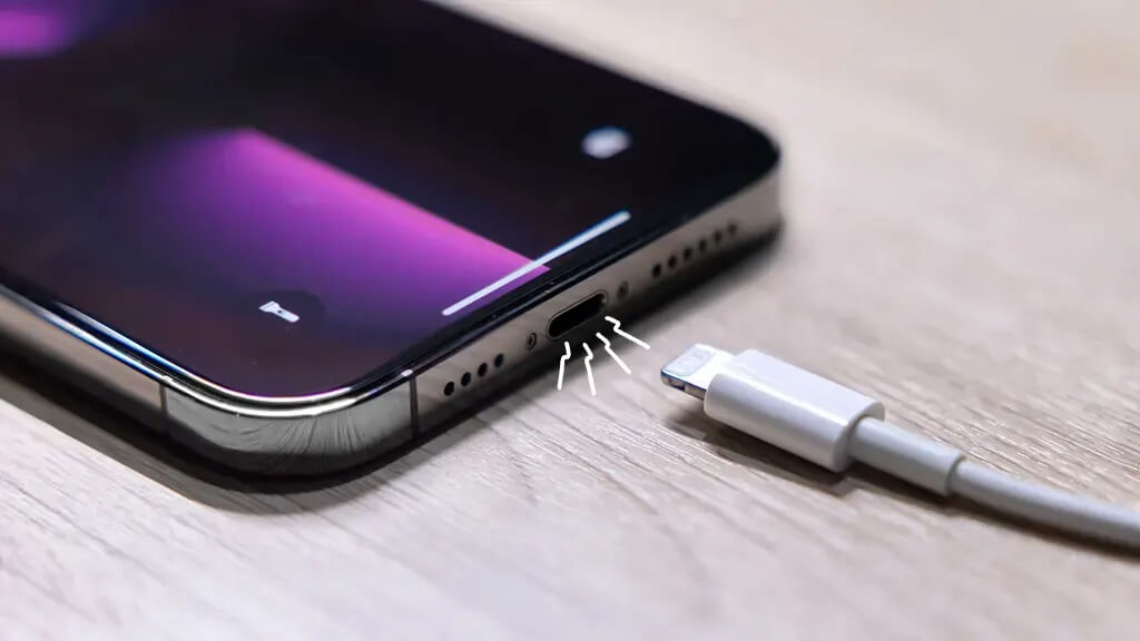 Как быстро зарядить Айфон. Даже для iPhone с Lightning в iOS 18 доступно определение медленной зарядки. Изображение: asurion.com. Фото.
